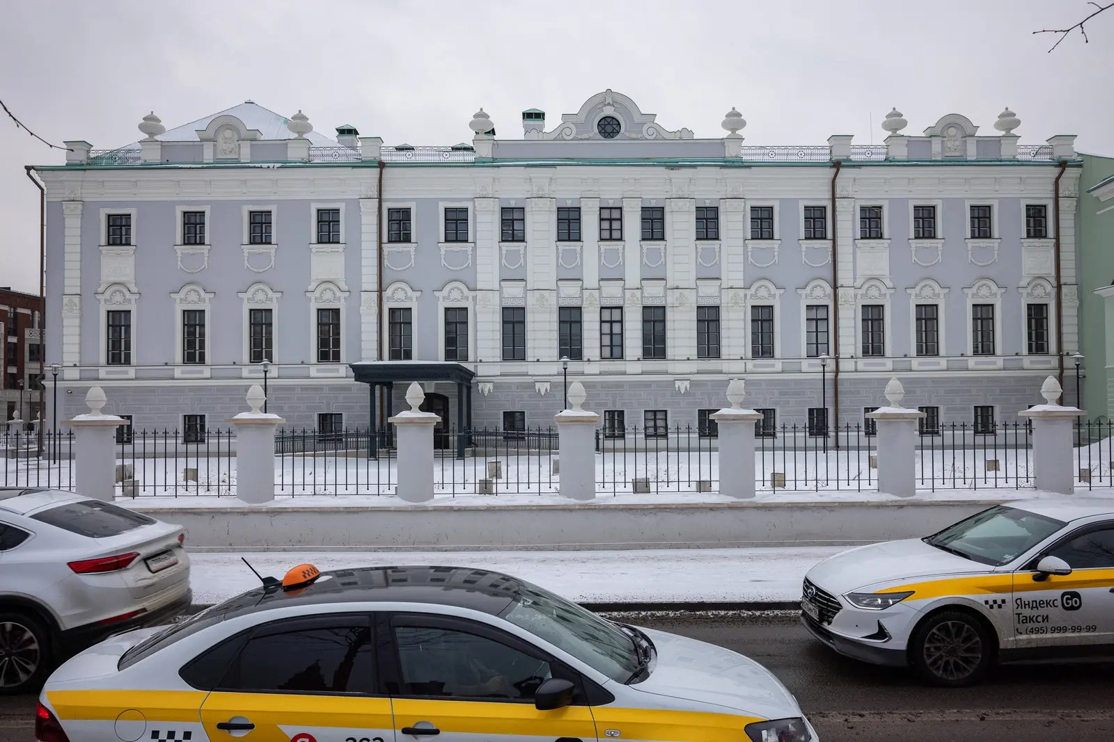 Декоративные фасады и большие окна