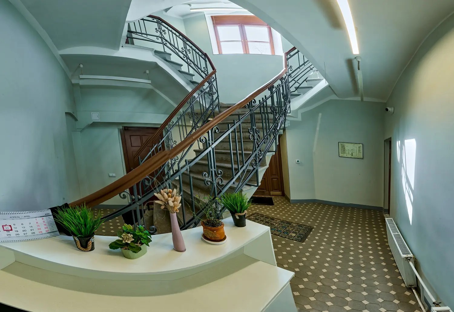Раздвоенная лестница и кованое ограждение