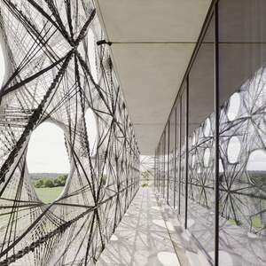 Современный фасад из белых нитей